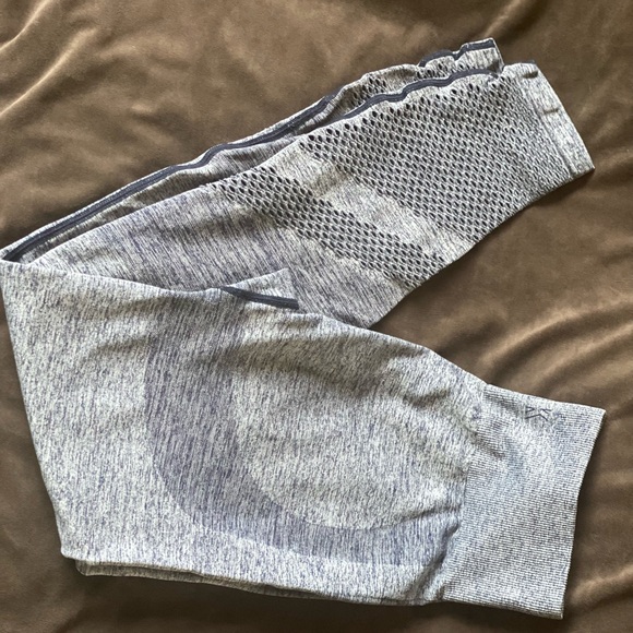 PINK Victoria Secret Active Yoga Leggings Navy Design Sz Medium Cutouts at calf - Picture 5 of 6